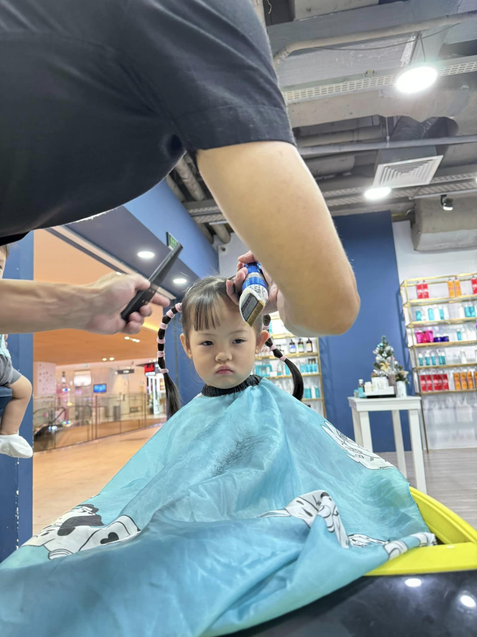 Cường Đô La đưa các con đi tút tát nhan sắc, biểu cảm của hai nhóc tì khiến dân mạng cười không ngớt - Ảnh 1.