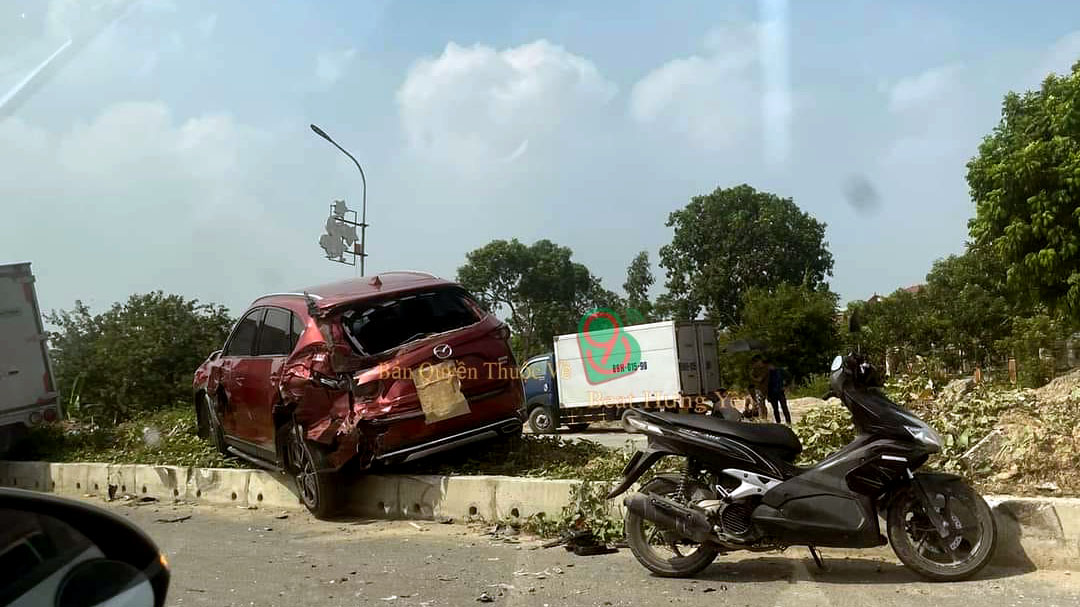 Ảnh TNGT: Mazda CX-5 bị xe tải húc tung lên dải phân cách - Ảnh 6.