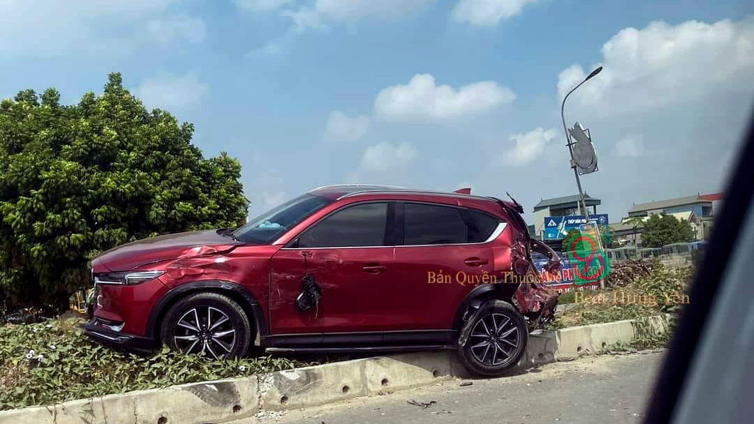 Ảnh TNGT: Mazda CX-5 bị xe tải húc tung lên dải phân cách - Ảnh 5.