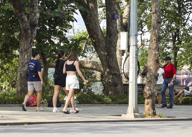 Đã vào mùa Đông nhưng Hà Nội lạ lắm: Nhiều người dân thủ đô vẫn quần cộc, áo ngắn tay đi ra đường - Ảnh 6.