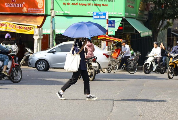 Đã vào mùa Đông nhưng Hà Nội lạ lắm: Nhiều người dân thủ đô vẫn quần cộc, áo ngắn tay đi ra đường - Ảnh 5.