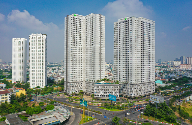 Cận cảnh con đường “cõng” cả trăm toà chung cư cao tầng ở TP.HCM - Ảnh 4.