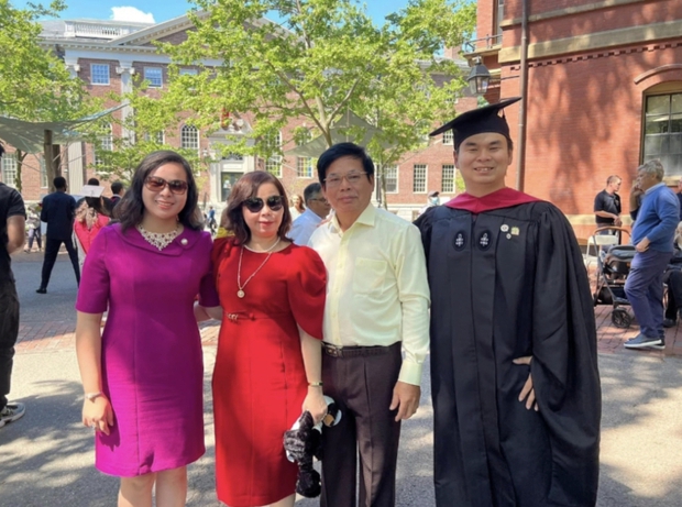 5 bí quyết của ông bố Việt giúp 2 con đỗ Thạc sĩ Harvard: Không biến trẻ thành gà công nghiệp, trước 18 tuổi nhất định phải làm điều này - Ảnh 2.