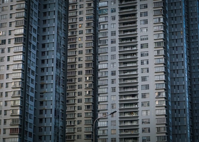 Cận cảnh con đường “cõng” cả trăm toà chung cư cao tầng ở TP.HCM - Ảnh 3.