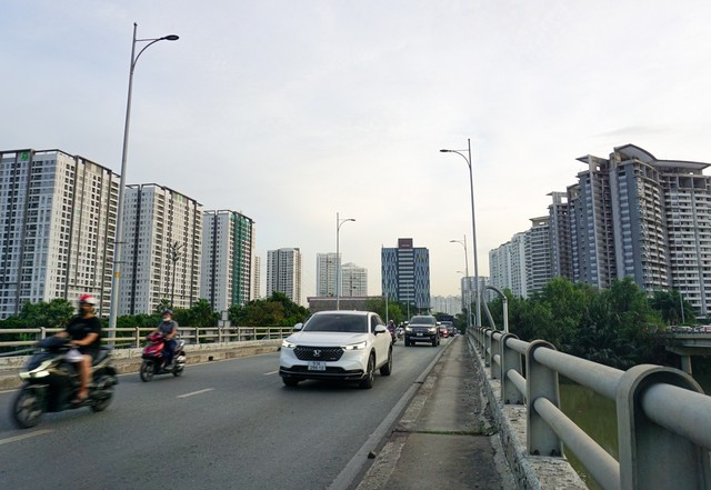 Cận cảnh con đường “cõng” cả trăm toà chung cư cao tầng ở TP.HCM - Ảnh 2.
