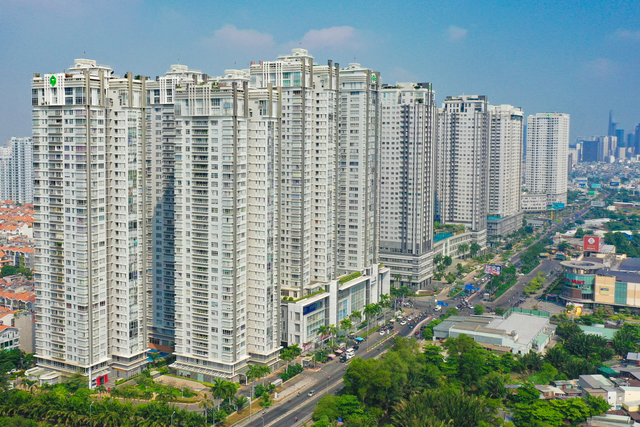Cận cảnh con đường “cõng” cả trăm toà chung cư cao tầng ở TP.HCM - Ảnh 1.