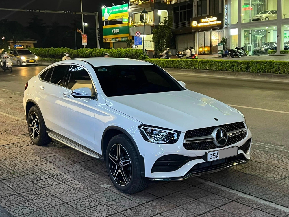 Rao hàng hiếm Mercedes-Benz GLC 300 Coupe rẻ hơn 500 triệu so với niêm yết, người bán khẳng định xe mới lướt 6.500km - Ảnh 3.