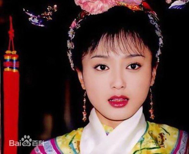 Mỹ nhân Hoàn Châu cách cách có vòng eo đẹp nhất showbiz, suýt mất sự nghiệp vì 1 bức ảnh quỳ gối - Ảnh 1.