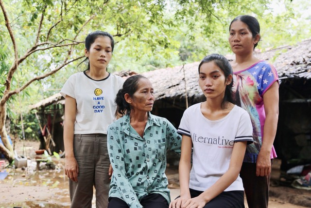 Mẹ bật khóc xin cứu con gái lớp 11 mắc ung thư: Mình nghèo, đi cầm ruộng mà người ta không dám cho vay - Ảnh 1.