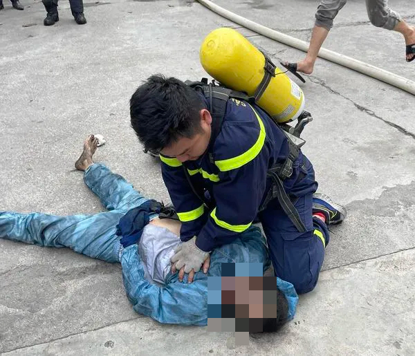 Cảnh sát vừa cứu sống 6 người mắc kẹt trong 2 đám cháy liên tiếp ở Hà Nội - Ảnh 1.