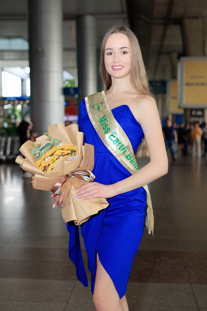 Dàn thí sinh Miss Earth 2023 diện áo dài khi đến Việt Nam  - Ảnh 12.