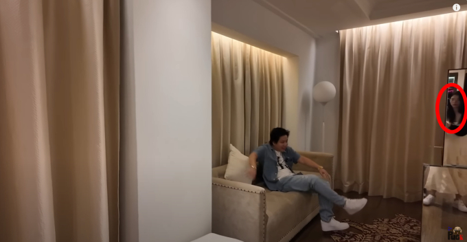 Khoa Pug để lộ chân dung “cameraman” trong phòng khách sạn, chớp nhoáng nhưng đủ thấy cực xinh - Ảnh 2.