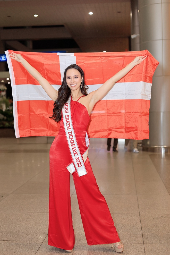 Dàn thí sinh Miss Earth 2023 diện áo dài khi đến Việt Nam  - Ảnh 10.