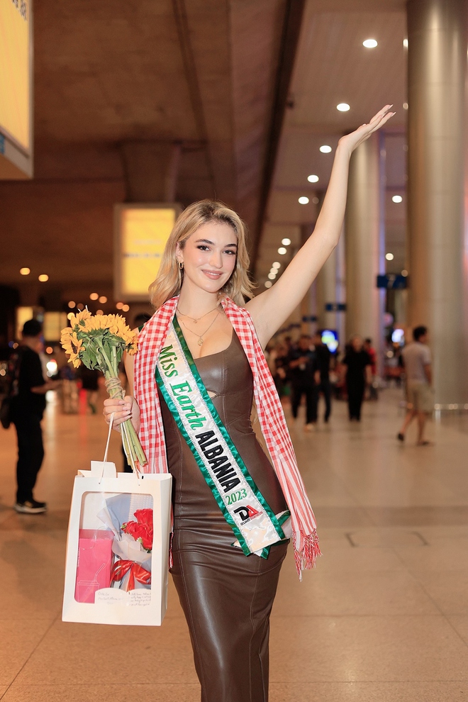 Dàn thí sinh Miss Earth 2023 diện áo dài khi đến Việt Nam  - Ảnh 9.