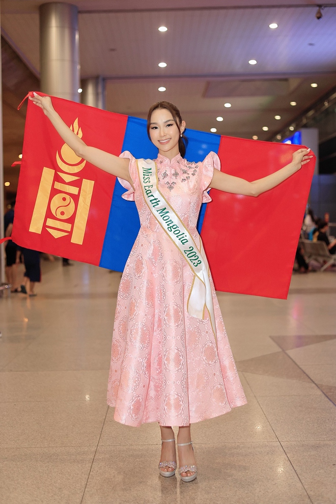 Dàn thí sinh Miss Earth 2023 diện áo dài khi đến Việt Nam  - Ảnh 8.