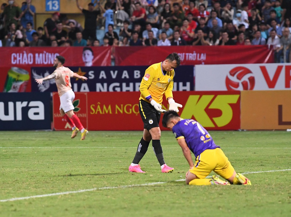 Văn Quyết ngồi một mình ở đường hầm, bất lực nhìn Hà Nội FC thất bại trận thứ 5 liên tiếp - Ảnh 13.