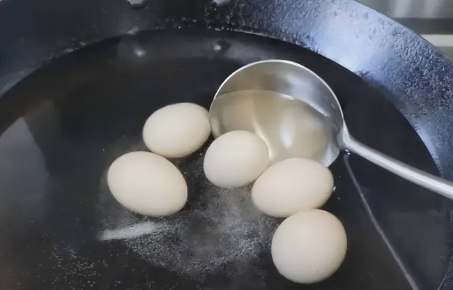 Khi luộc trứng đừng dùng nước lạnh, công thức 12345 mới là cách làm đúng - Ảnh 3.