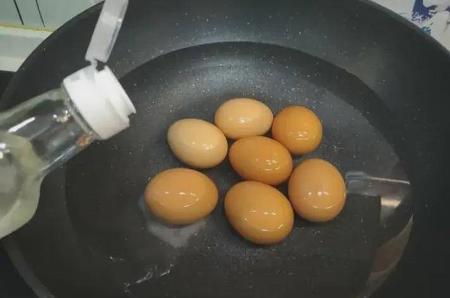 Khi luộc trứng đừng dùng nước lạnh, công thức 12345 mới là cách làm đúng - Ảnh 2.