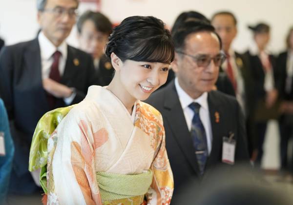 Công chúa xinh đẹp nhất Nhật Bản một mình xuất hiện trong chuyến công du nước ngoài, được khen hết lời bởi chi tiết cực tinh tế - Ảnh 2.