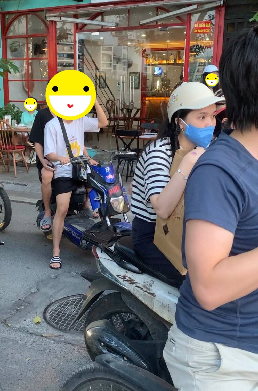 Hai ái nữ cựu Chủ tịch CLB Sài Gòn lọt ống kính “team qua đường”: Đèo nhau bằng xe máy, đeo túi hơn 700 triệu - Ảnh 1.