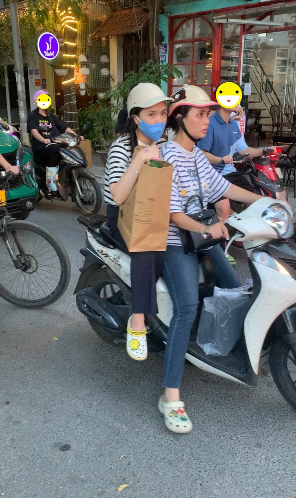 Hai ái nữ cựu Chủ tịch CLB Sài Gòn lọt ống kính “team qua đường”: Đèo nhau bằng xe máy, đeo túi hơn 700 triệu - Ảnh 2.