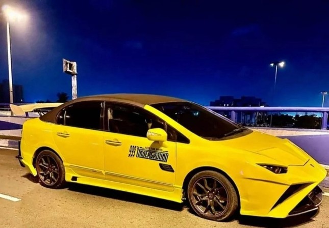 Honda Civic trang trí phong cách siêu xe Lamborghini - Ảnh 3.