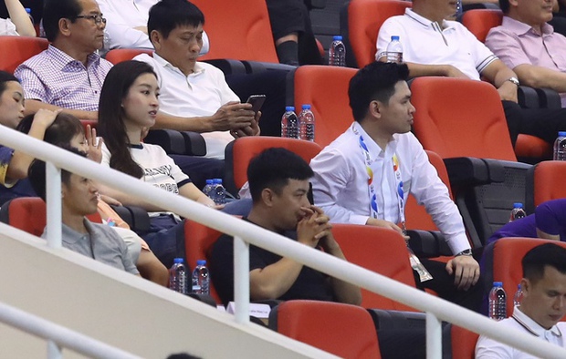 Chủ tịch CLB Hà Nội đi siêu xe 15 tỷ đến SVĐ, cùng bố hoa hậu Đỗ Mỹ Linh ngồi xem bóng đá - Ảnh 2.