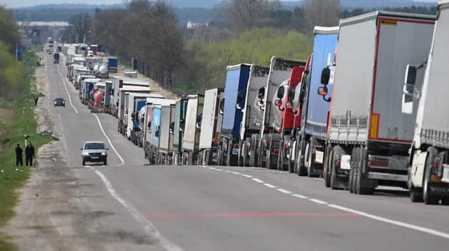 Hé lộ lý do tài xế xe tải Ba Lan muốn chặn cửa khẩu biên giới với Ukraine - Ảnh 1.