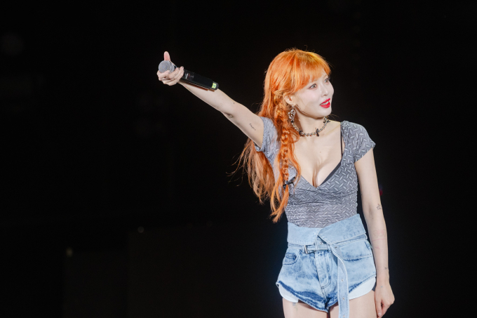 Đáng yêu như HyunA: Đi diễn ở TP.HCM về “lì xì tiền Việt cho fan Hàn - Ảnh 4.