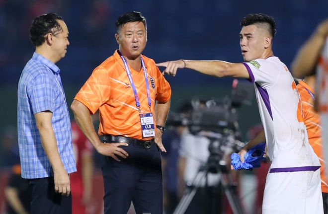 Giành 2 chiến thắng, huyền thoại bóng đá Việt Nam nhận phản ứng bất ngờ từ báo Trung Quốc - Ảnh 1.