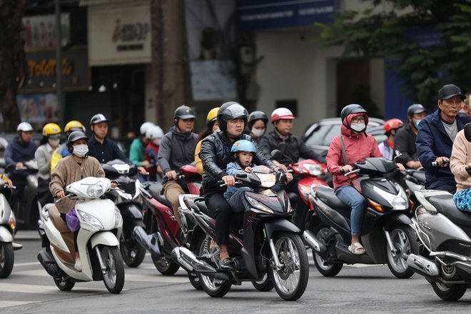 Chùm ảnh: Hà Nội sáng bình yên trong cơn gió lạnh đầu mùa, người dân co ro khoác thêm áo ấm  - Ảnh 1.