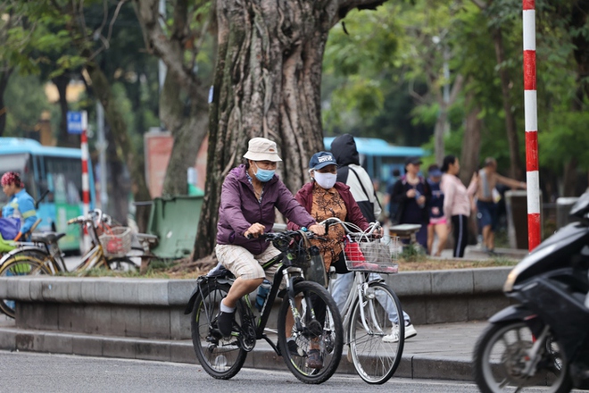 Chùm ảnh: Hà Nội sáng bình yên trong cơn gió lạnh đầu mùa, người dân co ro khoác thêm áo ấm  - Ảnh 7.