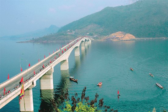 DN đằng sau Cầu Pá Uôn - Cây cầu hoàn toàn Made in Vietnam, xưng danh trụ cầu cao nhất Việt Nam - Ảnh 1.