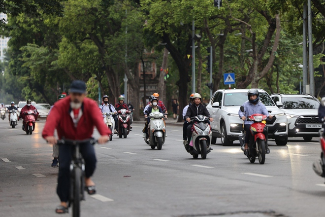 Chùm ảnh: Hà Nội sáng bình yên trong cơn gió lạnh đầu mùa, người dân co ro khoác thêm áo ấm  - Ảnh 5.