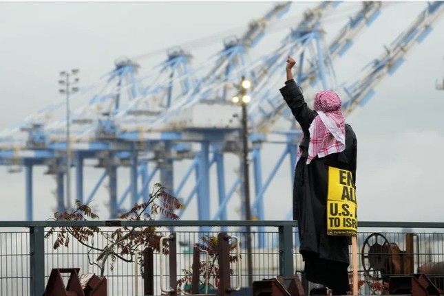 Hàng trăm người biểu tình chặn con tàu Mỹ chở vũ khí đến Israel - Ảnh 1.