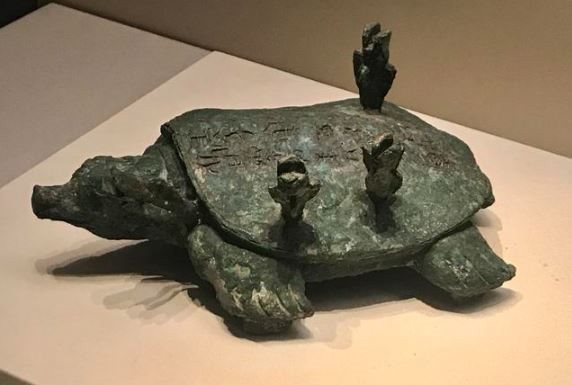 Lão nông câu cá ven sông, phát hiện rùa cổ 3.000 tuổi có 4 mũi tên đồng cắm sau lưng: Chuyên gia khẳng định trị giá ước tính 6.000 tỷ đồng - Ảnh 1.