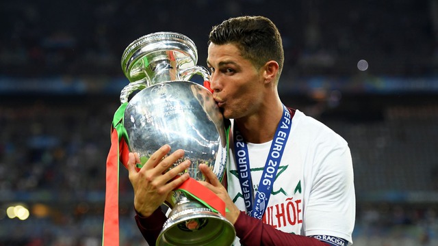 10 cầu thủ xuất sắc nhất lịch sử: Messi chễm chệ ngôi đầu, Ronaldo xếp gần cuối - Ảnh 3.