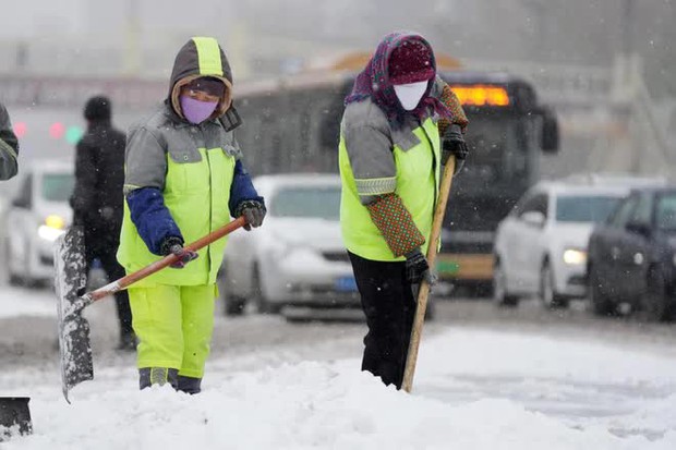 Bão tuyết bất thường càn quét Trung Quốc: Người dân co ro vật lộn với thời tiết kinh hoàng, hàng loạt trường học đóng cửa vì giá lạnh - Ảnh 10.
