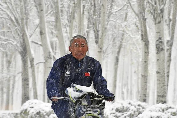 Bão tuyết bất thường càn quét Trung Quốc: Người dân co ro vật lộn với thời tiết kinh hoàng, hàng loạt trường học đóng cửa vì giá lạnh - Ảnh 5.