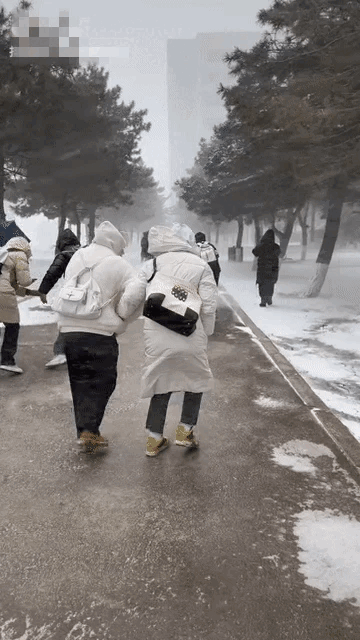 Bão tuyết bất thường càn quét Trung Quốc: Người dân co ro vật lộn với thời tiết kinh hoàng, hàng loạt trường học đóng cửa vì giá lạnh - Ảnh 3.
