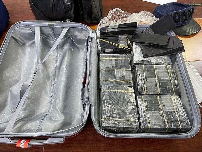 Tình tiết bất ngờ trong vụ 1 triệu USD nhuộm đen bị bắt giữ tại sân bay Tân Sơn Nhất - Ảnh 2.