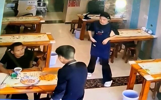 Bị chủ quán ném đĩa mì vào mặt, nam thực khách giận dữ bóc phốt, tiệm ăn lên tiếng bóc trần sự thật đảo ngược tình thế - Ảnh 1.