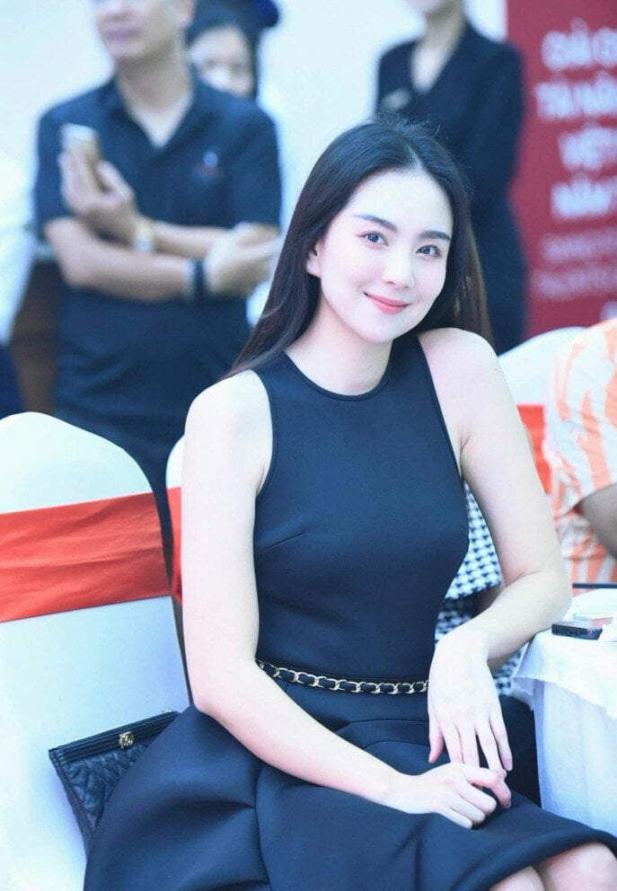 Sao Việt 10/11: Hà Hồ - Kim Lý hé lộ ảnh cưới, Trấn Thành bị vợ dìm hàng - Ảnh 4.