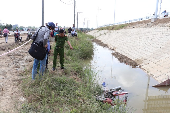 Vĩnh Long: Phát hiện thi thể nam giới cùng xe máy tại dốc cầu Mỹ Thuận 2 - Ảnh 1.