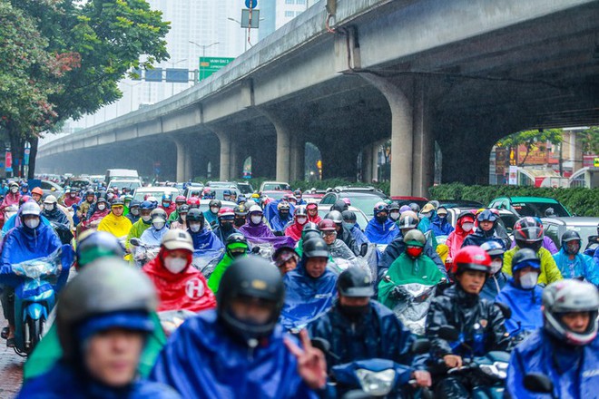 Hà Nội: Người dân vật lộn với tắc đường trong mưa lạnh - Ảnh 5.
