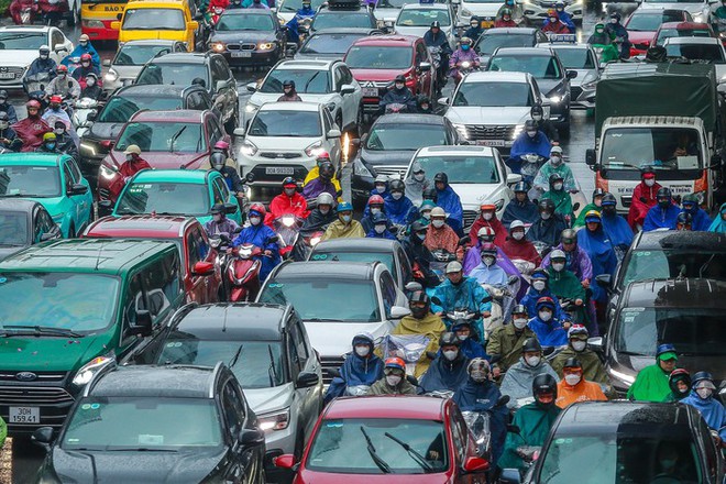 Hà Nội: Người dân vật lộn với tắc đường trong mưa lạnh - Ảnh 3.