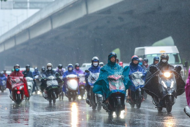 Hà Nội: Người dân vật lộn với tắc đường trong mưa lạnh - Ảnh 2.