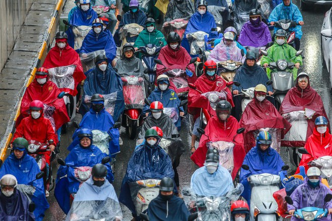Hà Nội: Người dân vật lộn với tắc đường trong mưa lạnh - Ảnh 13.