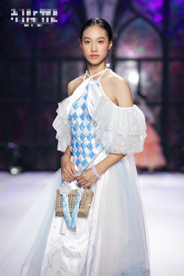 Người mẫu Quỳnh Trang hóa nàng thơ trong show Nắng pha lê - Ảnh 7.