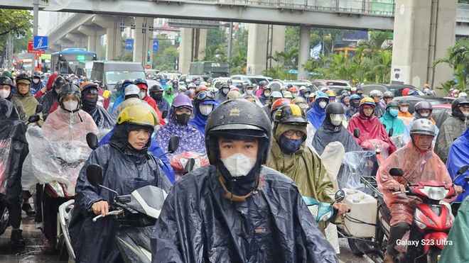 Hà Nội: Người dân vật lộn với tắc đường trong mưa lạnh - Ảnh 11.